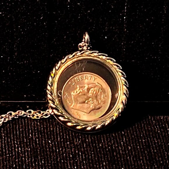 See-Through Locket and a Pair of Nautical and Geometric Drop Leaf Earrings - Picture 8 of 14